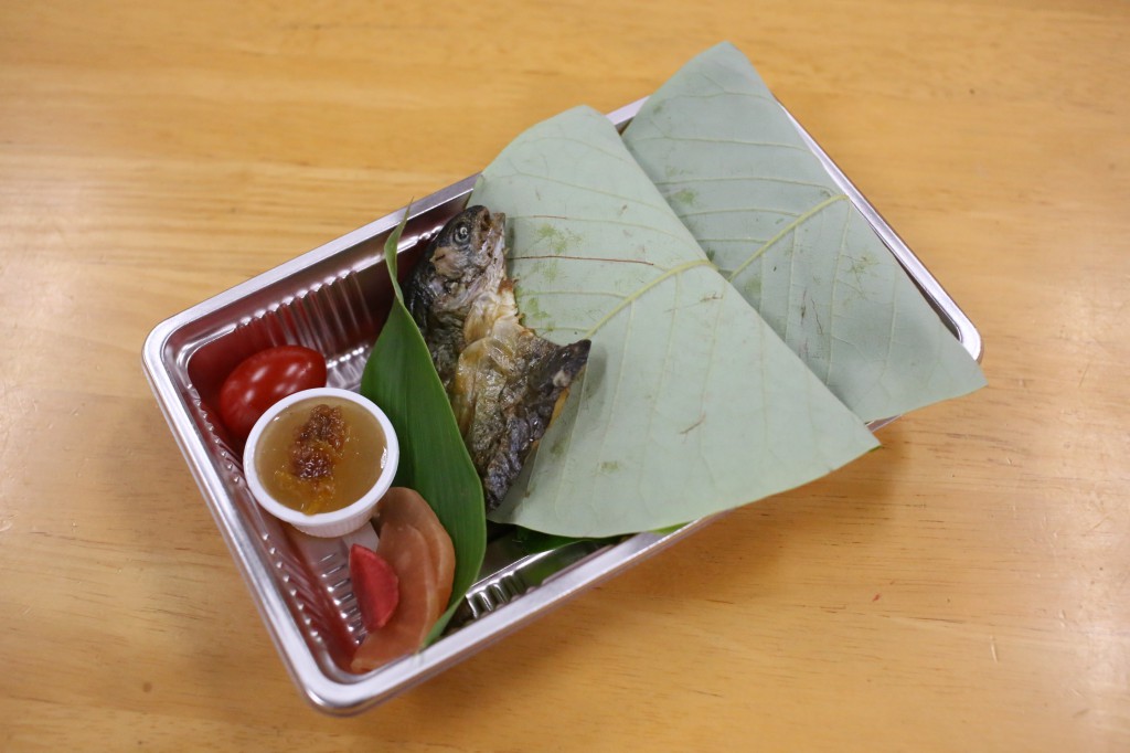 朴葉寿司を詰めたお弁当