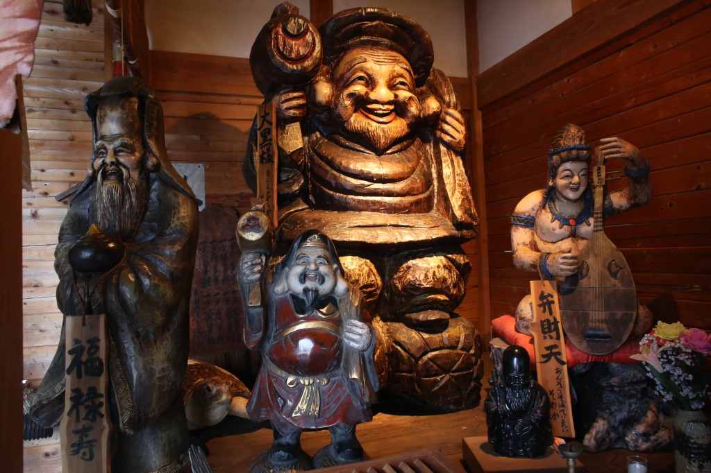 These statues were made by Satobee-san. The center statue is of Daikoku-san and made use of waste wood.