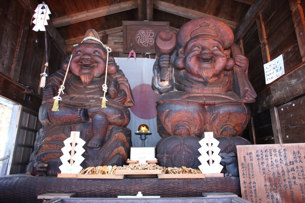 Left: Ebisu-sama. Right: Daikoku-sama.